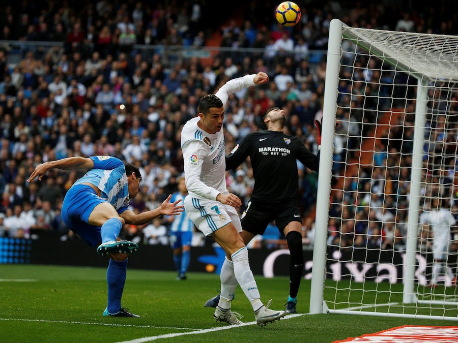 El Real Madrid venció al Málaga 3-2 en el Santiago Bernabéu. Un partido loco donde Benzema abrió la lata y Casemiro volvió a poner ventaja tras el empate de Rolan. El 'Chory' Castro volvió a poner las tablas tras un error de Kiko Casilla y Cristiano, que vio como Roberto paraba su penalti, anotaba a placer en el rechace para dar la victoria a los blancos. 