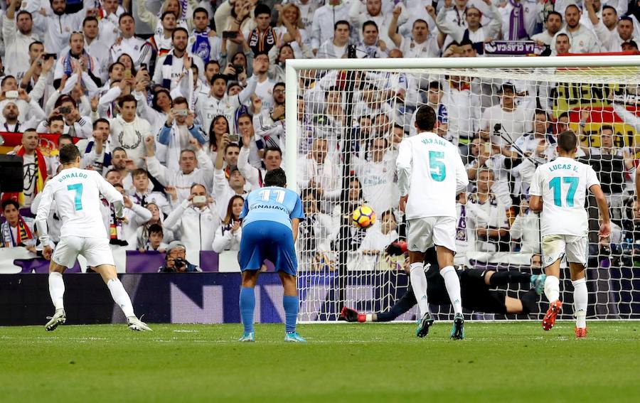 El Real Madrid venció al Málaga 3-2 en el Santiago Bernabéu. Un partido loco donde Benzema abrió la lata y Casemiro volvió a poner ventaja tras el empate de Rolan. El 'Chory' Castro volvió a poner las tablas tras un error de Kiko Casilla y Cristiano, que vio como Roberto paraba su penalti, anotaba a placer en el rechace para dar la victoria a los blancos. 