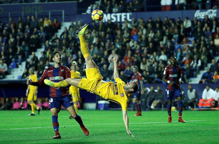 El conjunto rojiblanco venció por 5-0 en el Ciutat de València, donde no había ganado en la última década, con dobletes de Griezmann y Gameiro.