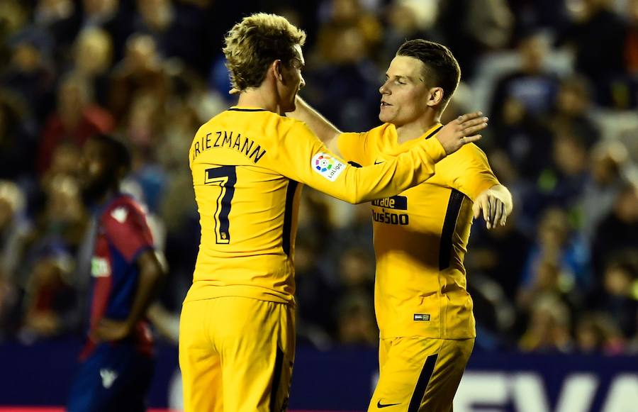 El conjunto rojiblanco venció por 5-0 en el Ciutat de València, donde no había ganado en la última década, con dobletes de Griezmann y Gameiro.