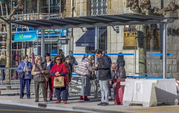 Las nuevas marquesinas del MetroTUS tienen wifi y cargador del teléfono móvil