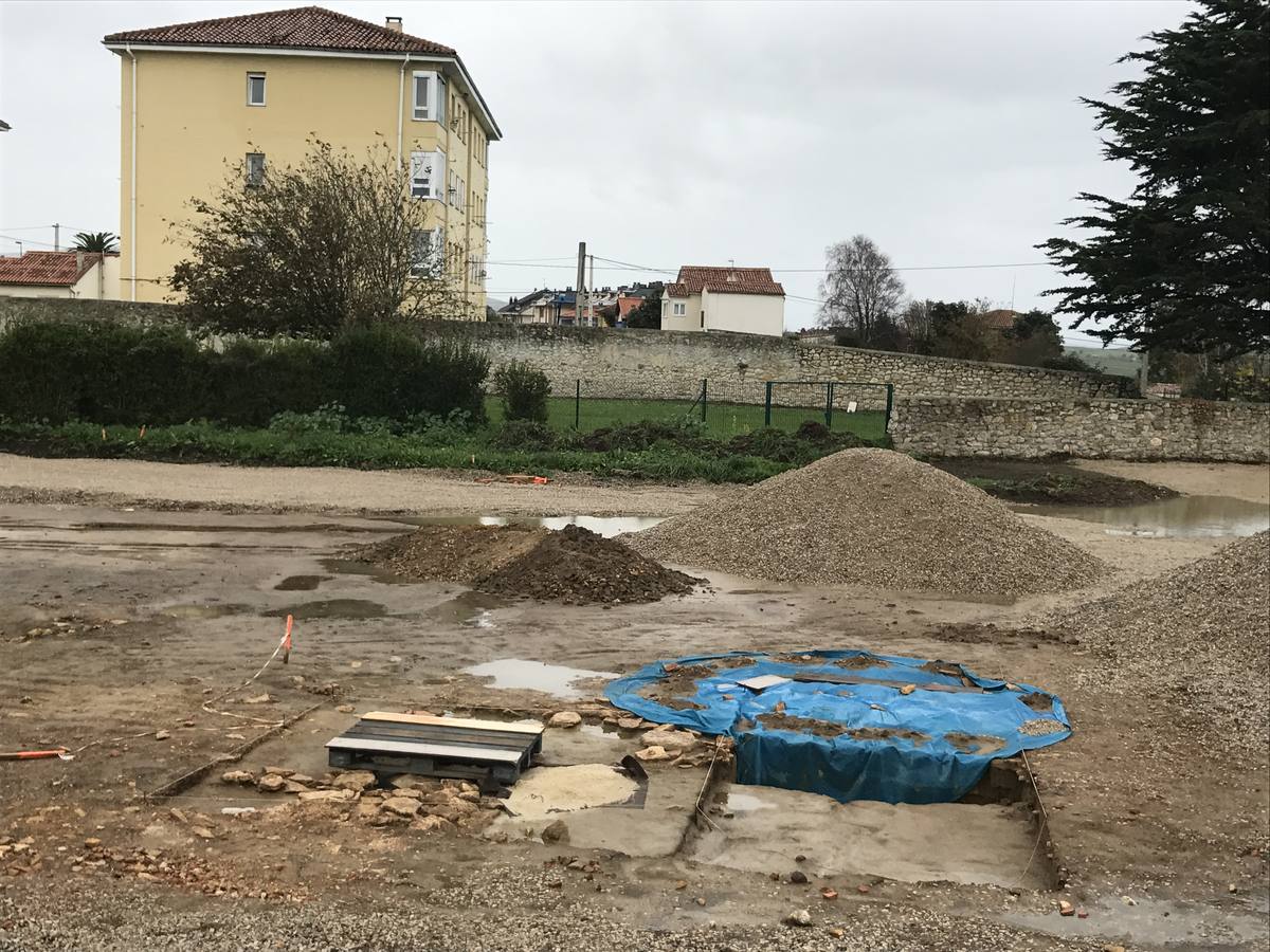 Restos romanos hallados en las obras del aparcamiento de Suances