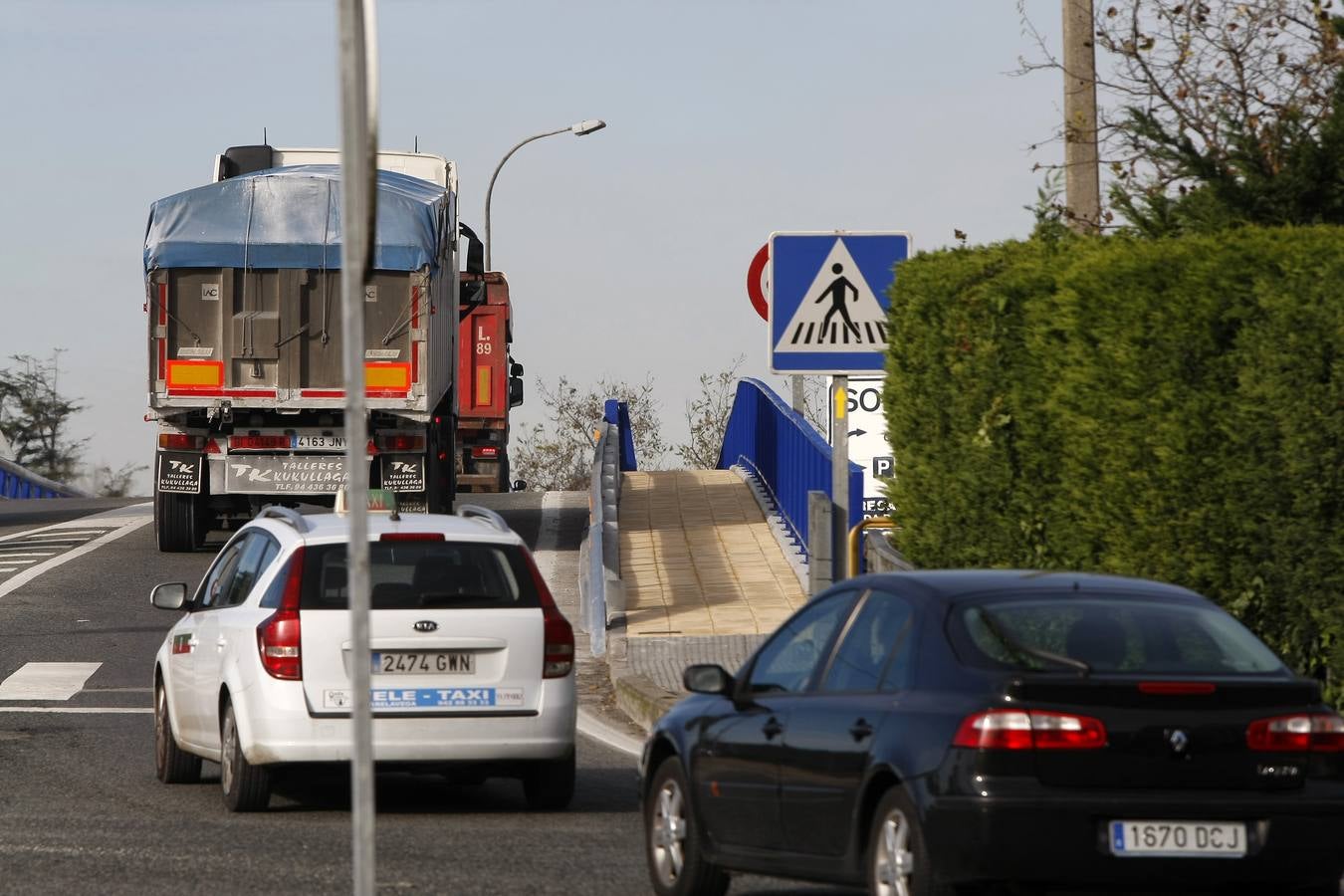 Desde este lunes se ha puesto punto final a un 'punto negro' para la seguridad vial en Torrelavega. Esta mañana quedaron oficialmente inaugurados los trabajos de mejora en la carretera autonómica CA-131, entre la glorieta de Barreda y la entrada a la factoría de Solvay, una zona conocida como el 'puente de Solvay' con una fuerte carga de tráfico y de vehículos pesados.