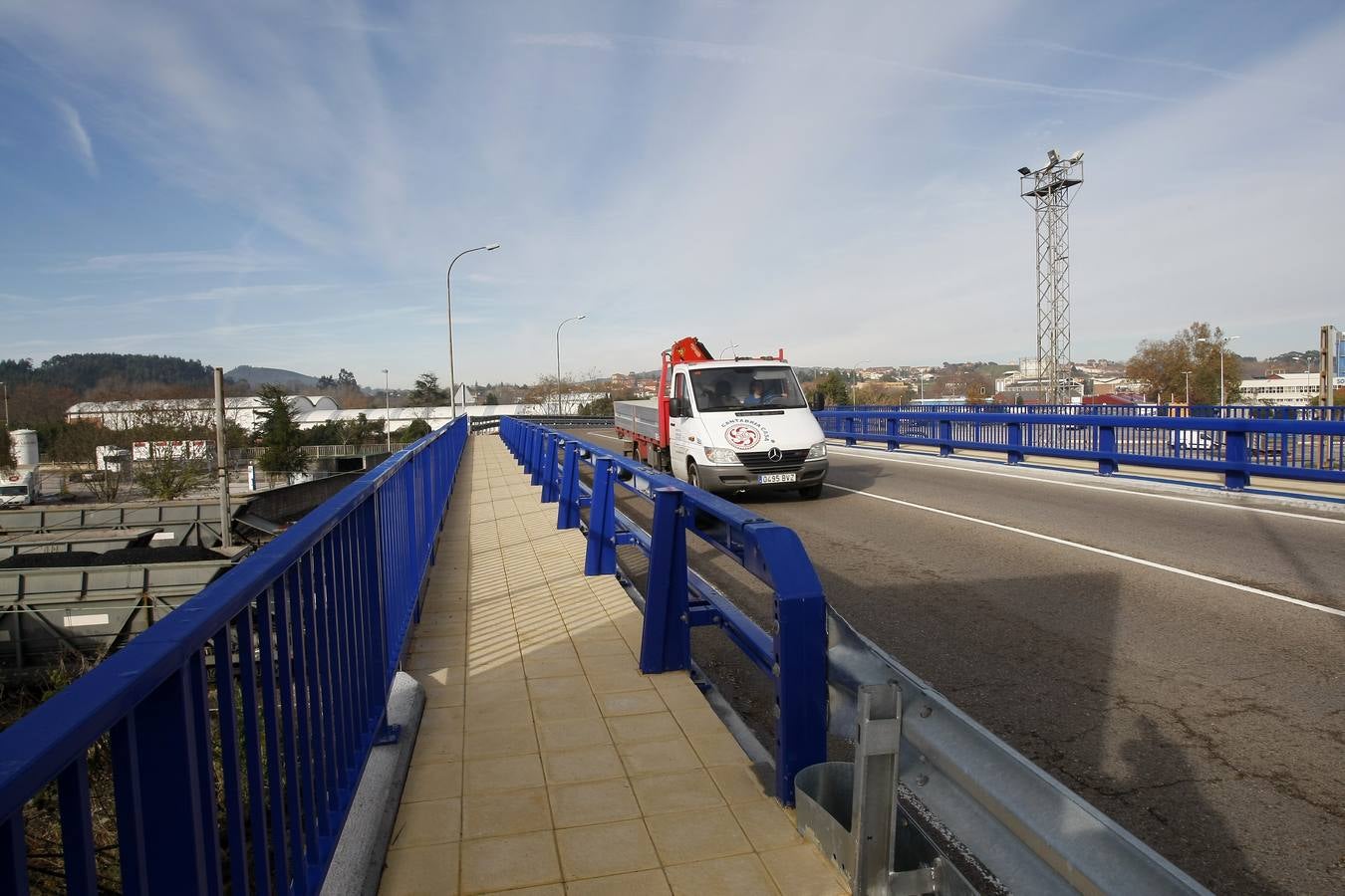 Desde este lunes se ha puesto punto final a un 'punto negro' para la seguridad vial en Torrelavega. Esta mañana quedaron oficialmente inaugurados los trabajos de mejora en la carretera autonómica CA-131, entre la glorieta de Barreda y la entrada a la factoría de Solvay, una zona conocida como el 'puente de Solvay' con una fuerte carga de tráfico y de vehículos pesados.