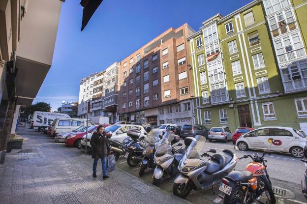 En algunos tramos de la calle del Sol los coches invaden parte de las aceras, lo que complica el paso de los peatones.