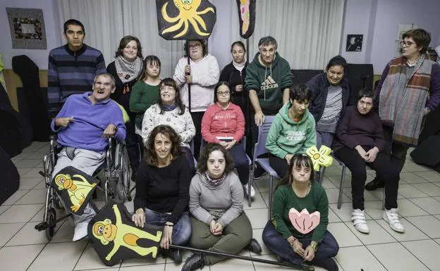 Imagen principal - Arriba, los usuarios de Amica son: Ángela, Estefani, Yasmi, Esla, Serena, Julián, Fran, Blanca, Shamir, Rocío, Conchi, Juan Carlos, Marina, Mónica y Bea. A la izquierda, Marta explica que el teatro se hace por su ilusión y motivación. A la derecha, una de las profesoras, enseña manualidades.