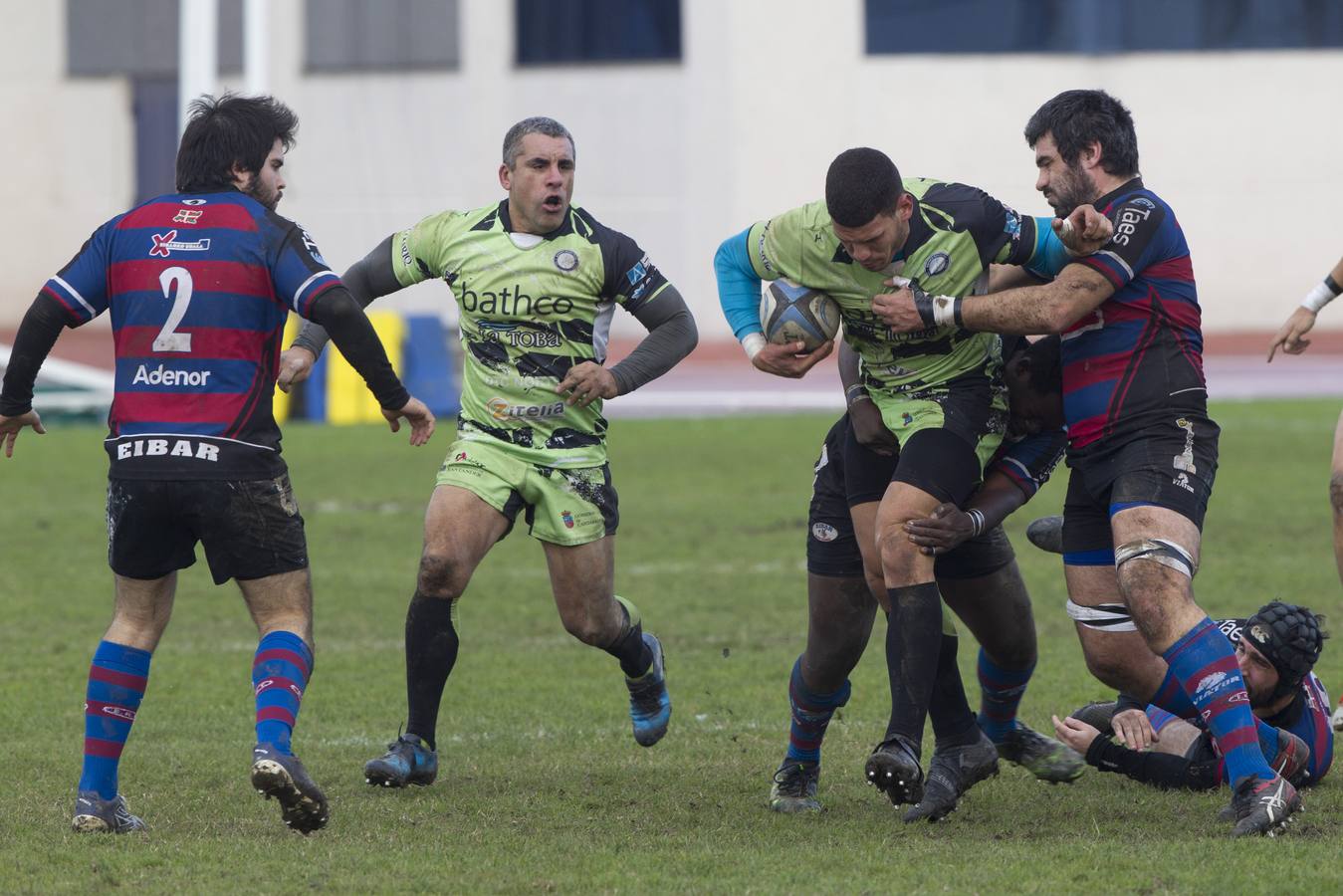 El Bathco cayó derrotado por 28-43 en casa ante el Eibar en un choque muy irregular de los santanderinos que tomaron ventaja en el marcador con el 28-10, pero ahí se acabó su bagaje anotador.