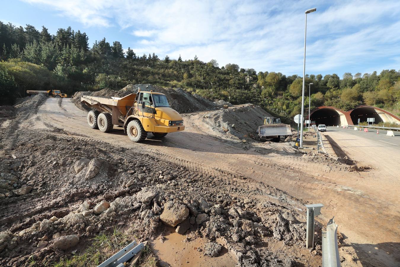 Continúan los trabajos para eliminar el argayo que bloqueó la carretera a la altura de Caviedes