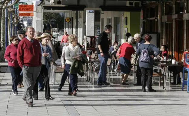 El envejecimiento de la población es una de las causas de la pérdida general de habitantes en Cantabria.