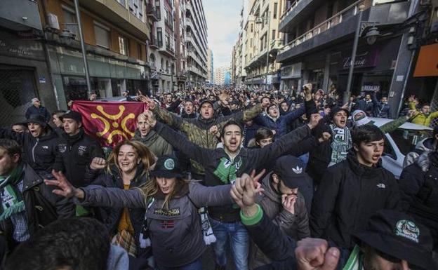 Las calles de Logroño se quedaron pequeñas hace dos temporadas en la visita del Racing. 