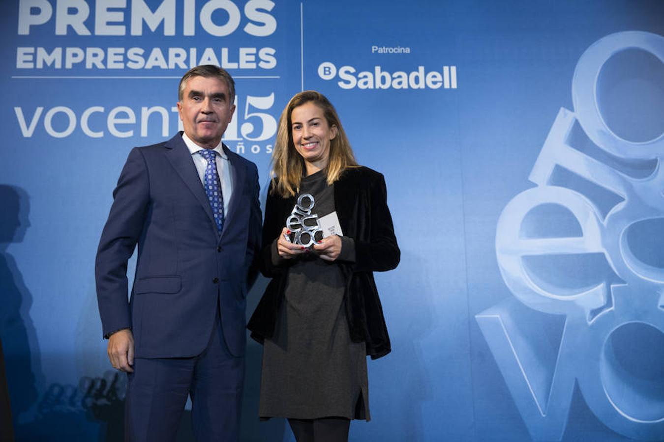 Carolina Álvarez-Ossorio, de Ecoalf, reconocida como empresa revelación por estar a la vanguardia en moda sostenible.