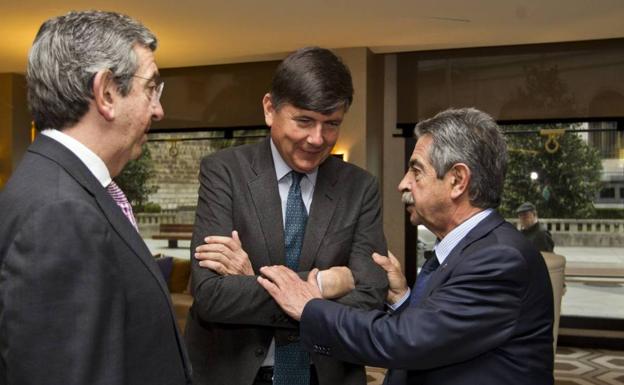 Manuel Pimentel, en el centro, charla con el presidente de Cantabria, Miguel Ángel Revilla y el presidente de Editorial Cantabria, Luis Revenga (izquierda). 