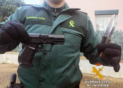 Imagen secundaria 1 - Pistola simulada, cuchillos y destornillados encontrados en el coche del detenido.