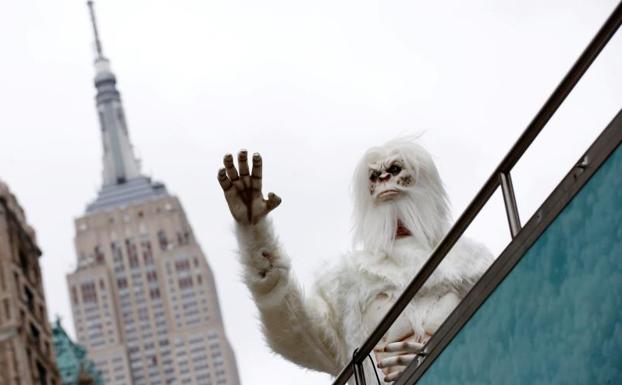 Actor disfrazado de Yeti en Manhattan.