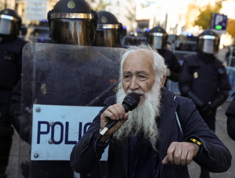 Tensión en la manifestación de los taxistas contra Uber y Cabify