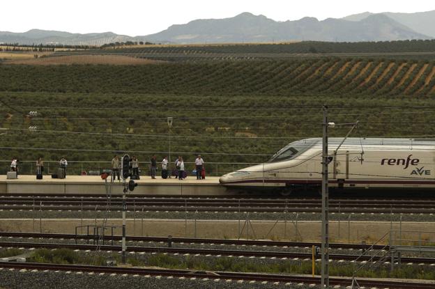 Varios pasajeros esperan al AVE en el apeadero entre olivares Antequera-Santa Ana, a 18 kilómetros de la ciudad malagueña. Antequera tendrá en breve una nueva estación de AVE para ir a Granada. 