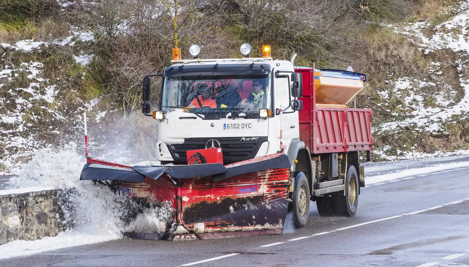 Uso obligatorio de cadenas en cuatro puertos de Cantabria, termómetros que marcan casi 5 grados bajo cero y alerta naranja por un frente polar. Es el resumen meteorológico de este jueves, 30 de noviembre, en Cantabria