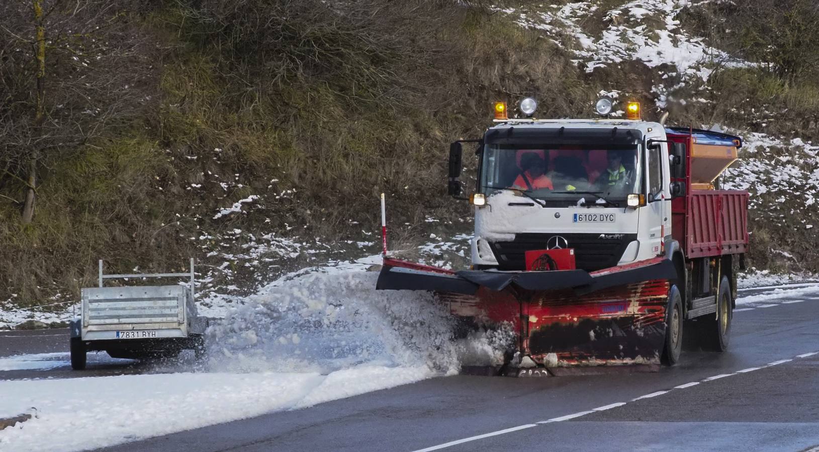 Uso obligatorio de cadenas en cuatro puertos de Cantabria, termómetros que marcan casi 5 grados bajo cero y alerta naranja por un frente polar. Es el resumen meteorológico de este jueves, 30 de noviembre, en Cantabria