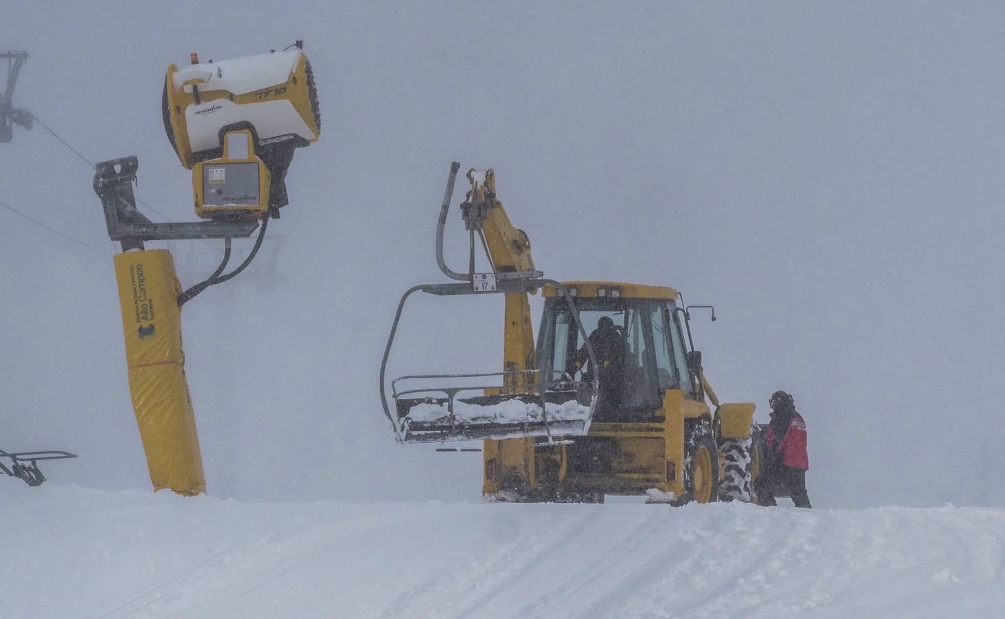 Uso obligatorio de cadenas en cuatro puertos de Cantabria, termómetros que marcan casi 5 grados bajo cero y alerta naranja por un frente polar. Es el resumen meteorológico de este jueves, 30 de noviembre, en Cantabria