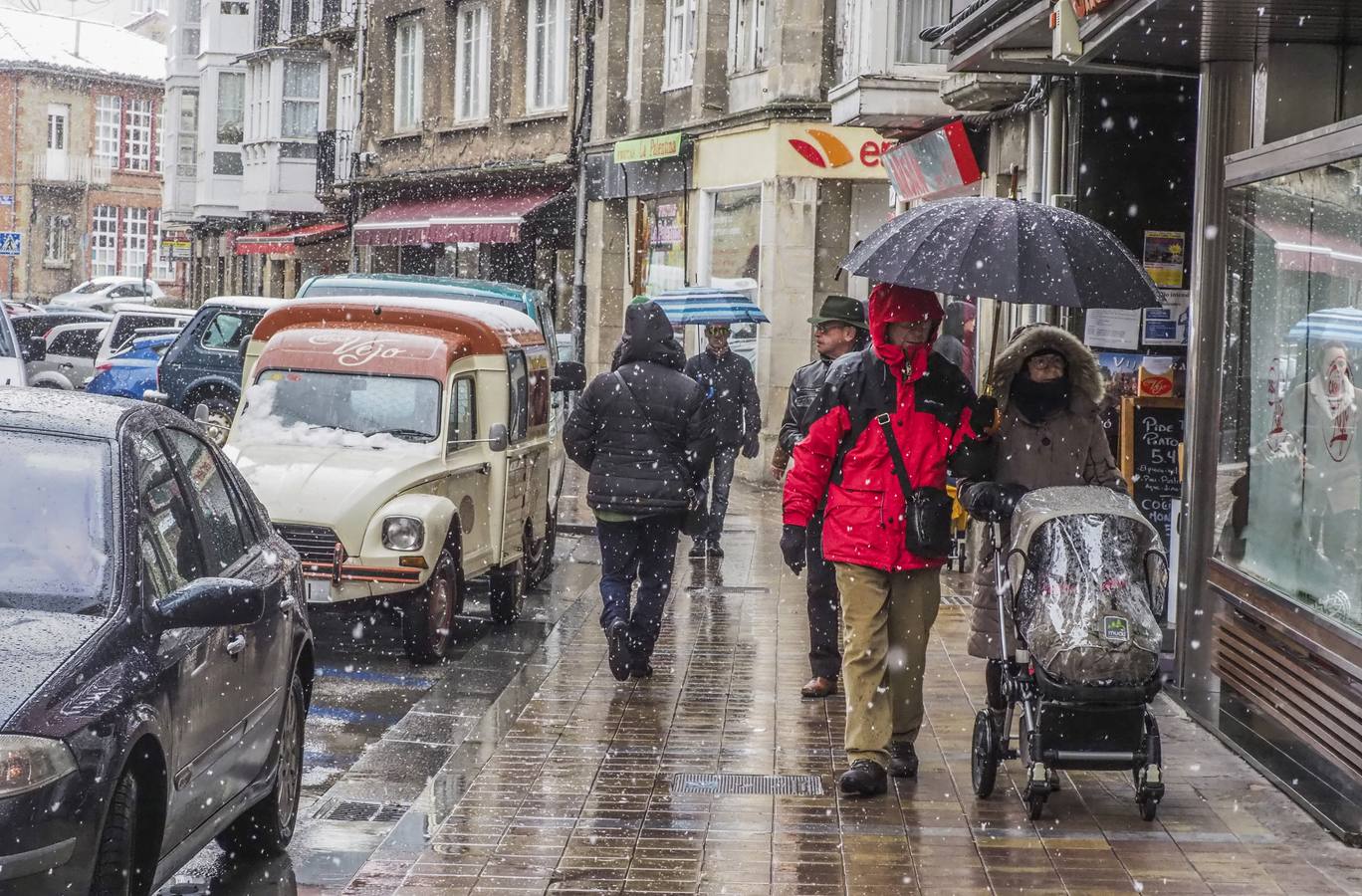 Uso obligatorio de cadenas en cuatro puertos de Cantabria, termómetros que marcan casi 5 grados bajo cero y alerta naranja por un frente polar. Es el resumen meteorológico de este jueves, 30 de noviembre, en Cantabria