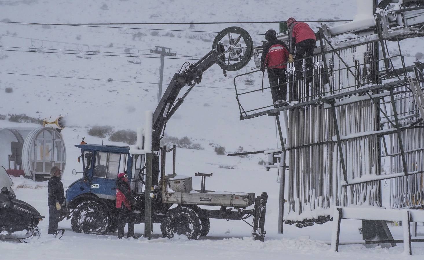 Uso obligatorio de cadenas en cuatro puertos de Cantabria, termómetros que marcan casi 5 grados bajo cero y alerta naranja por un frente polar. Es el resumen meteorológico de este jueves, 30 de noviembre, en Cantabria