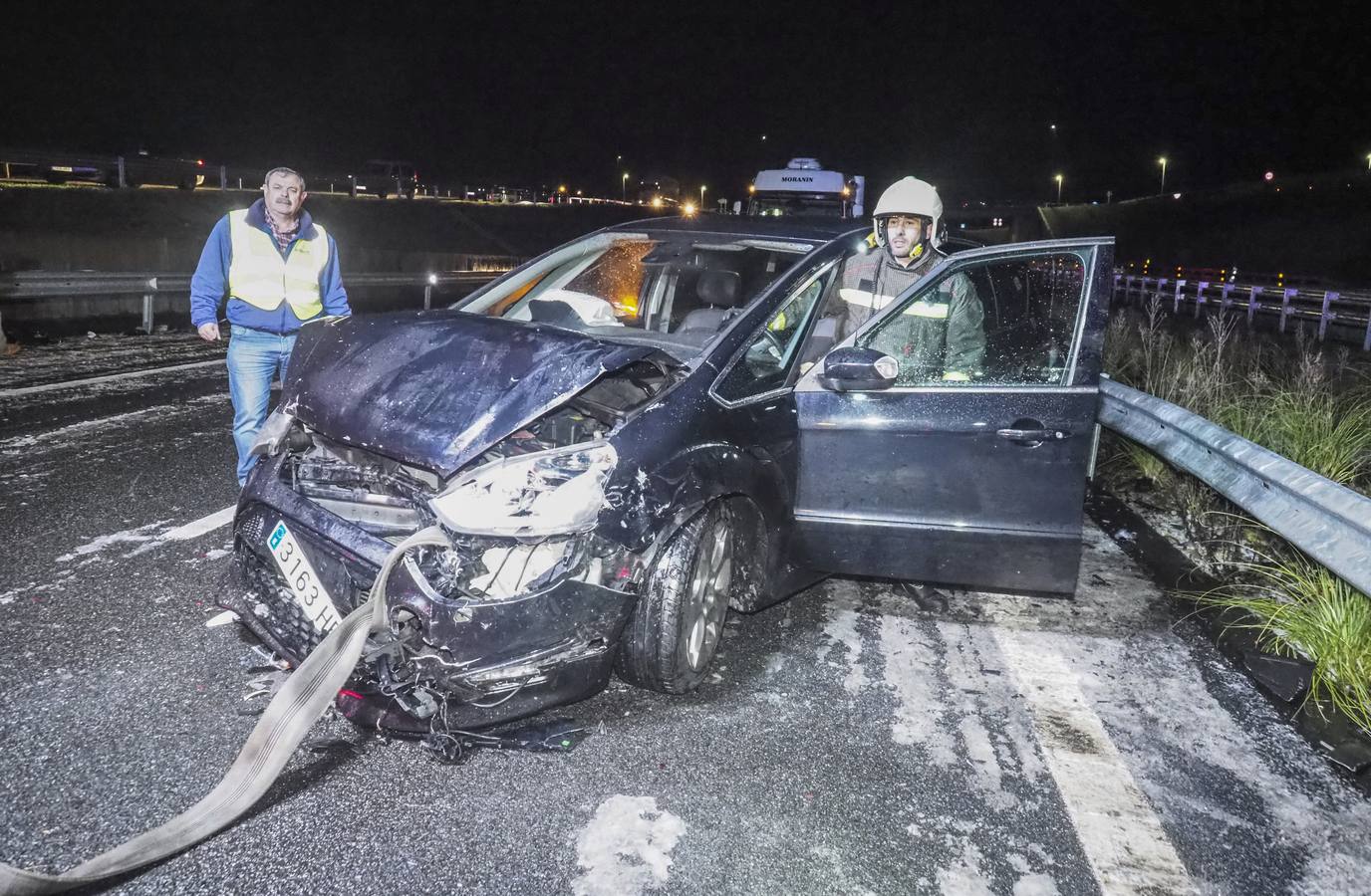 Hasta trece vehículos –doce turismos y un camión de grandes dimensiones– se vieron implicados en el choque en cadena provocado por el estado de la calzada. En el momento del suceso, el suelo estaba muy deslizante por culpa de una intensa granizada que sorprendió a los conductores en torno a las 18.00 horas. 