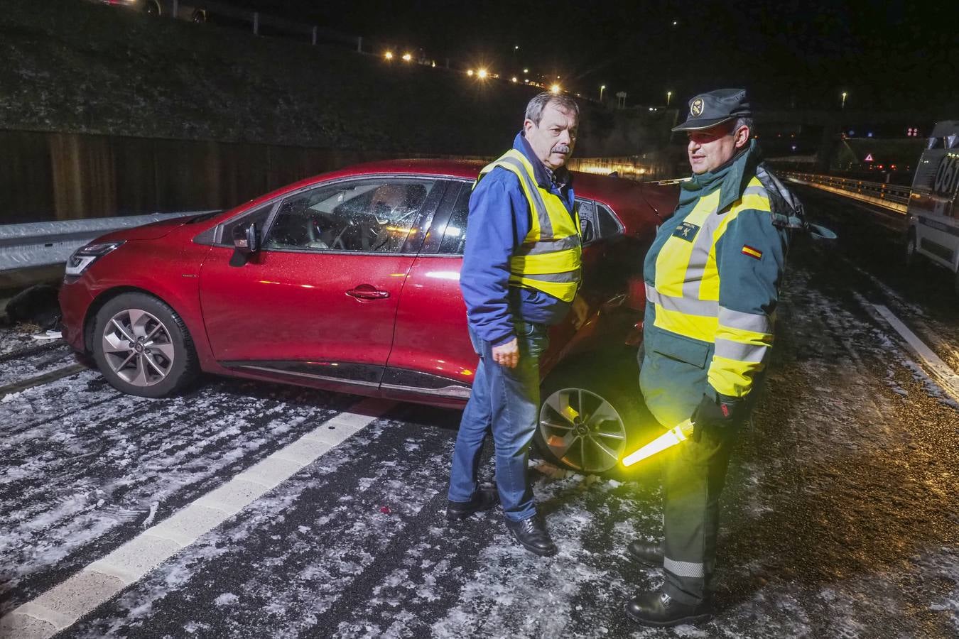 Hasta trece vehículos –doce turismos y un camión de grandes dimensiones– se vieron implicados en el choque en cadena provocado por el estado de la calzada. En el momento del suceso, el suelo estaba muy deslizante por culpa de una intensa granizada que sorprendió a los conductores en torno a las 18.00 horas. 