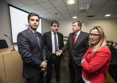 Imagen secundaria 1 - Arriba, un momento de la presentación. A la izquierda, Juan Gracia, Innacio Pérez, Carlos Hazas y Marta Gutiérrez. A la izquierda, Lasalle y Martín.