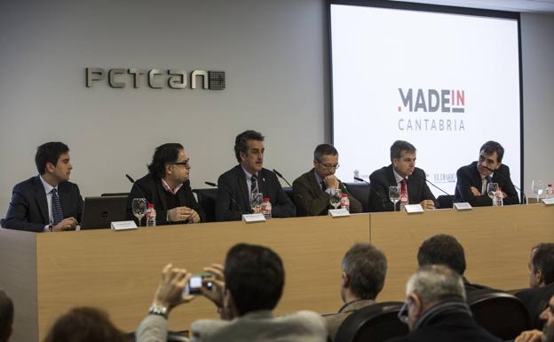 Imagen principal - Arriba, un momento de la presentación. A la izquierda, Juan Gracia, Innacio Pérez, Carlos Hazas y Marta Gutiérrez. A la izquierda, Lasalle y Martín.