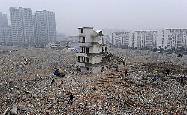 Los escombros de un asentamiento de inmigrantes.