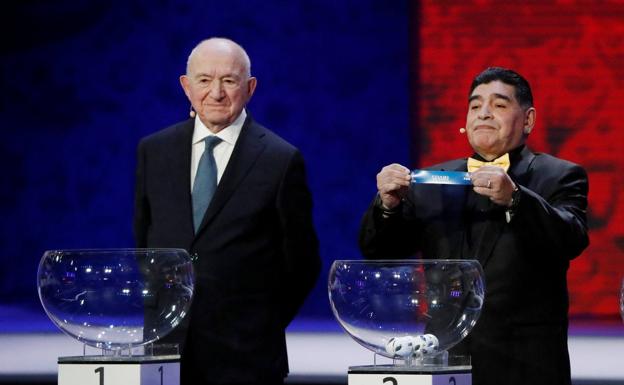 Maradona ha sido el encargado de sacar la bola de España.