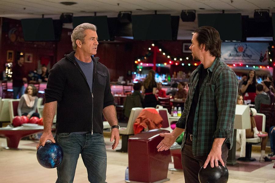 Mel Gibson y Mark Whalberg en una escena de 'Dos padres por desigual' (2017).