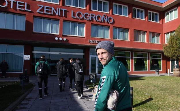 Imagen principal - La afición verdiblanca desfila hasta el campo de Las Gaunas