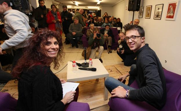 La diputada de Podemos Rosana Alonso, junto al secretario de Análisis Estratégico del partido, Íñigo Errejón, en Santander.