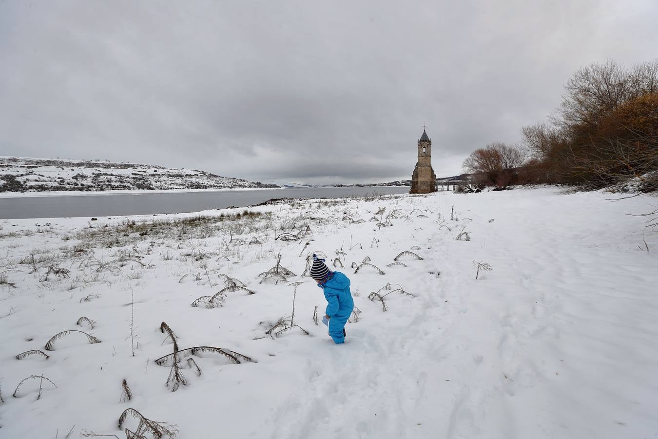 La nieve ha dejado bellas estampas en Campoo