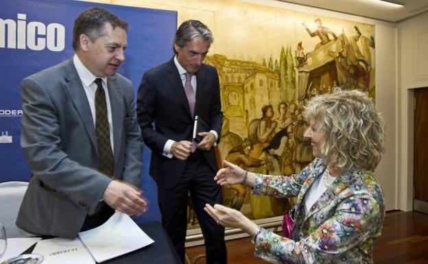 Íñigo de la Serna, en el centro, junto al director de El Diario Montañés, Íñigo Noriega y la vicepresidenta de Cantabria, Eva Díaz Tezanos. 