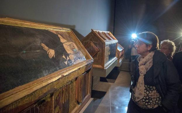 Vista de las cajas sepulcrales y trono de Blanca de Aragón y Anjou hoy en el Museo Diocesano de Lérida.