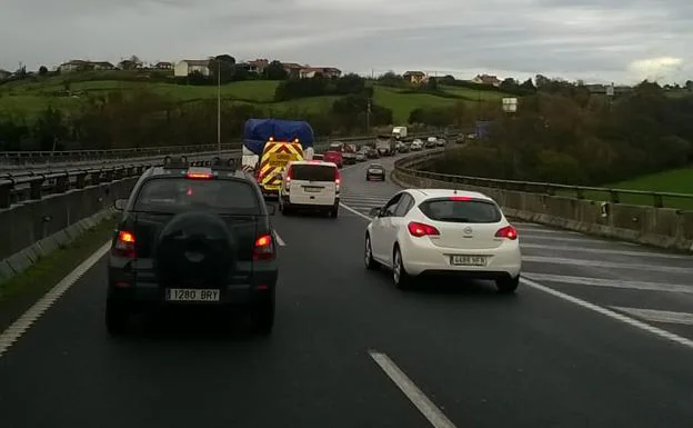 Imagen del tercer accidente, en la S-10 a la altura de Solares.