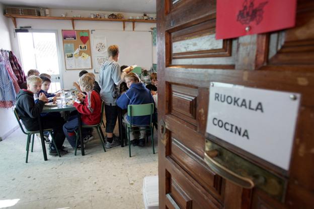 Una gran transformación. Una familia finlandesa días después de que el Parlamento de Helsinki declarara su independencia de Rusia en 1917. Abajo, un grupo de la misma nacionalidad disfrutando en la actualidad de un día en familia y entre amigos en Fuengirola. 