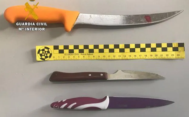 Los tres cuchillos intervenidos por la Guardia Civil a los participantes en la riña, Uno lo cogieron en la cocina del bar y los otros dos los llevaron dos de hombres que se unieron a la pelea.