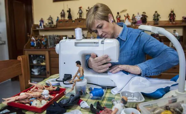 Aldea en la cocina de su domicilio, el 'taller' improvisado donde ha customizado 900 madelmans.