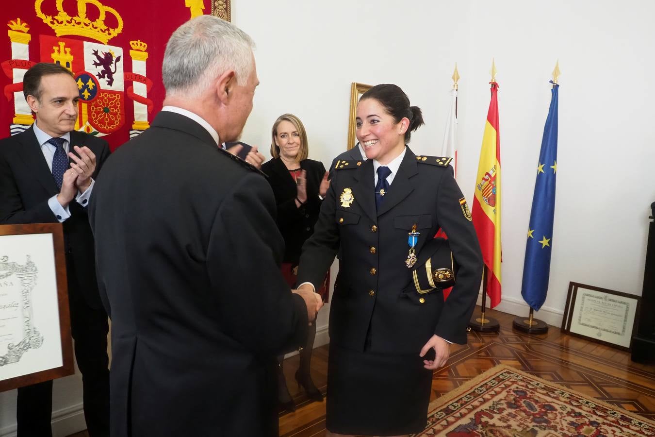 Imposición de medallas de la Orden del Mérito Civil a policías nacionales y guardias civiles