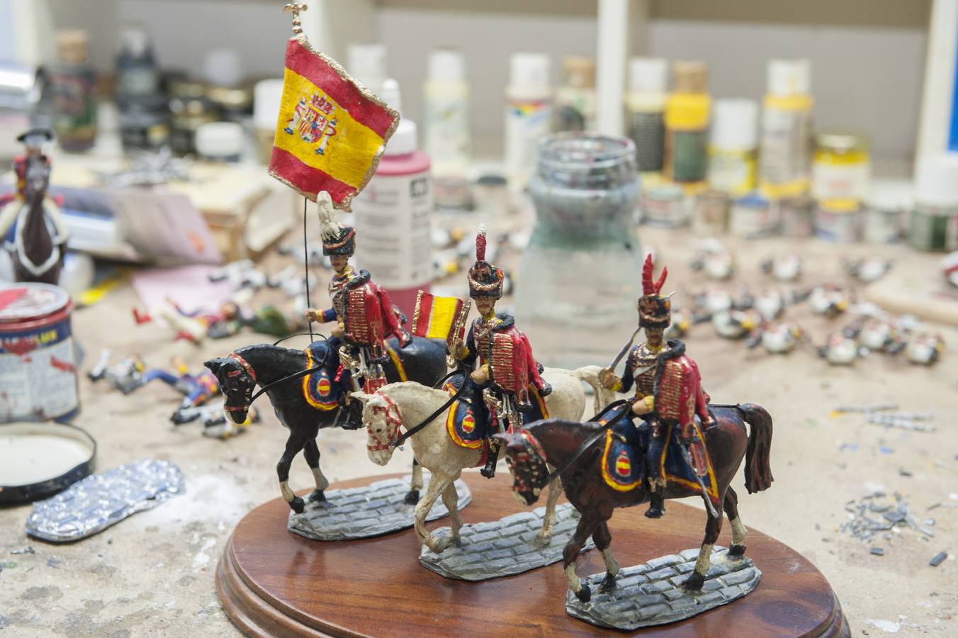 El santoñés, Miguel García Sedano, está creando más de 2000 figuras de los ejércitos de la época napelónica para una exposición en el Fuerte de San Martín 