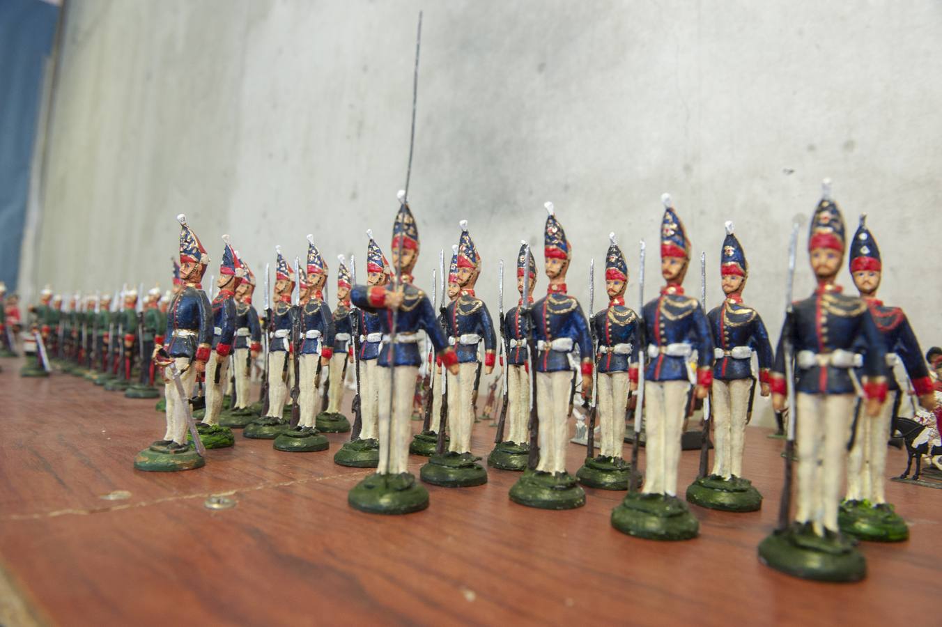 El santoñés, Miguel García Sedano, está creando más de 2000 figuras de los ejércitos de la época napelónica para una exposición en el Fuerte de San Martín 