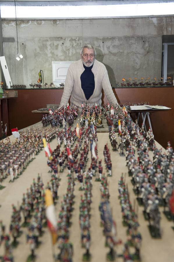 El santoñés, Miguel García Sedano, está creando más de 2000 figuras de los ejércitos de la época napelónica para una exposición en el Fuerte de San Martín 