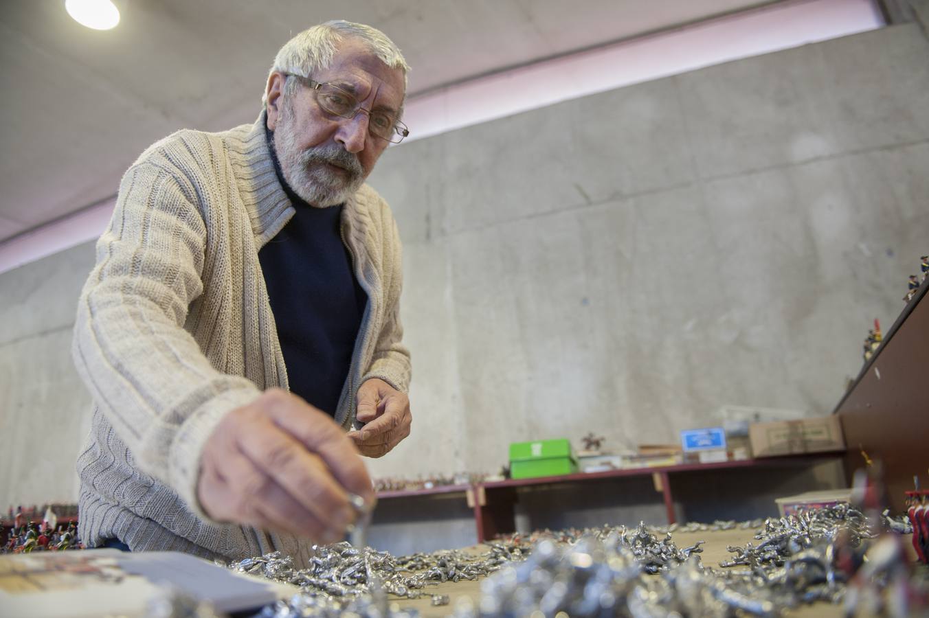 El santoñés, Miguel García Sedano, está creando más de 2000 figuras de los ejércitos de la época napelónica para una exposición en el Fuerte de San Martín 