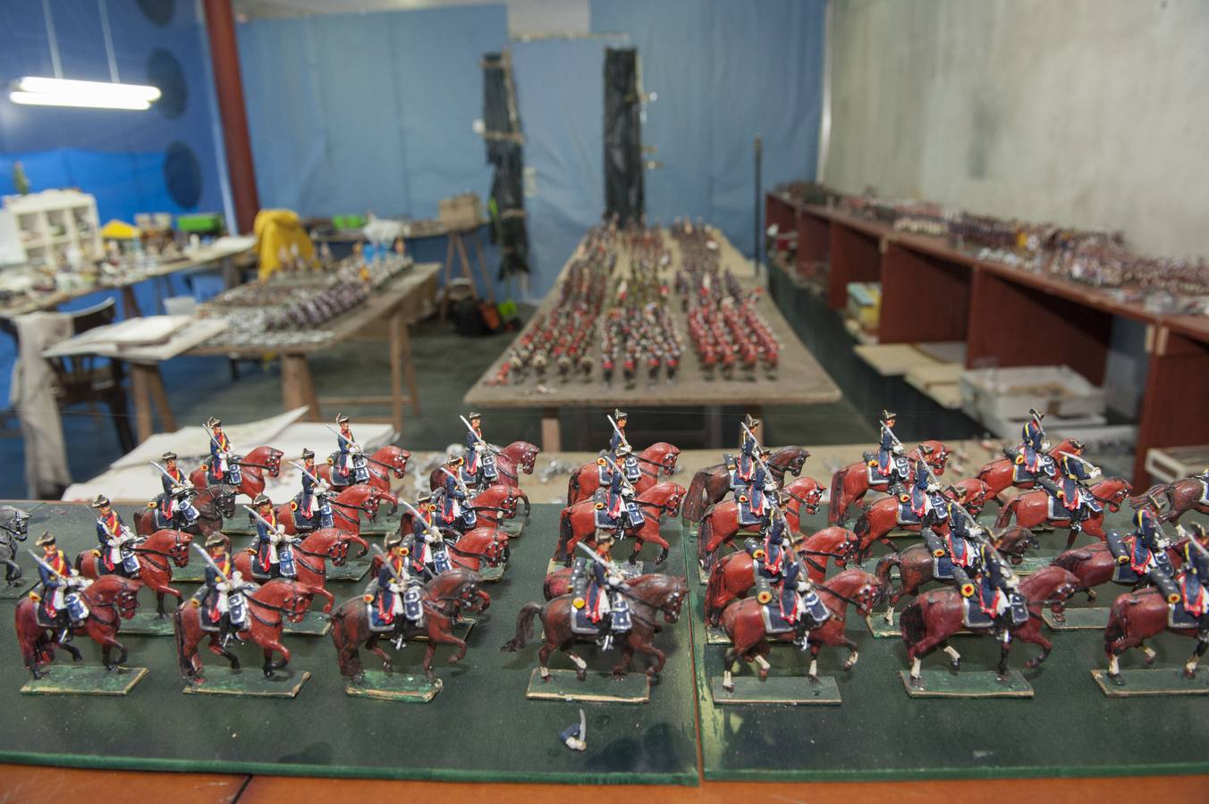 El santoñés, Miguel García Sedano, está creando más de 2000 figuras de los ejércitos de la época napelónica para una exposición en el Fuerte de San Martín 