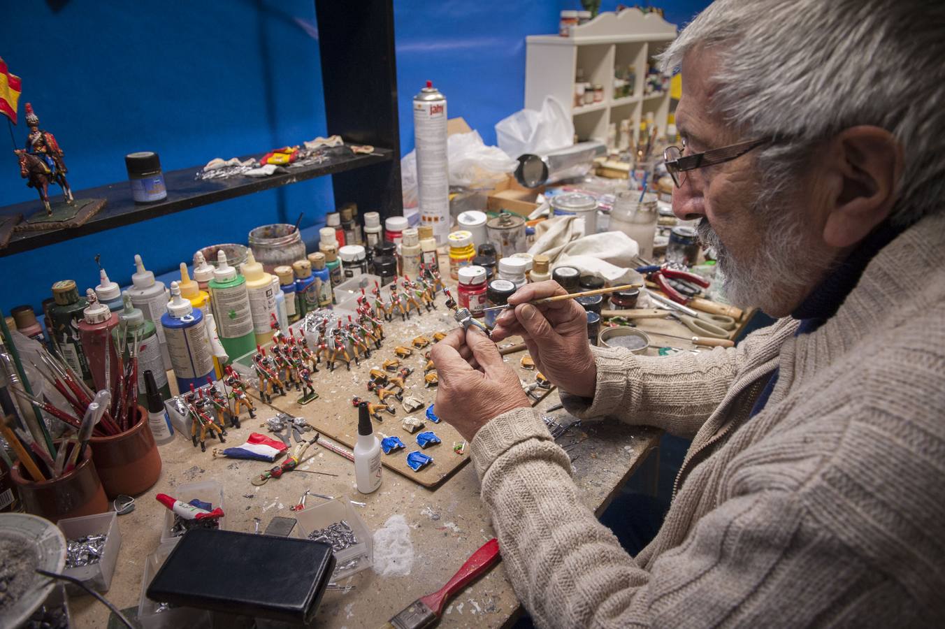 El santoñés, Miguel García Sedano, está creando más de 2000 figuras de los ejércitos de la época napelónica para una exposición en el Fuerte de San Martín 