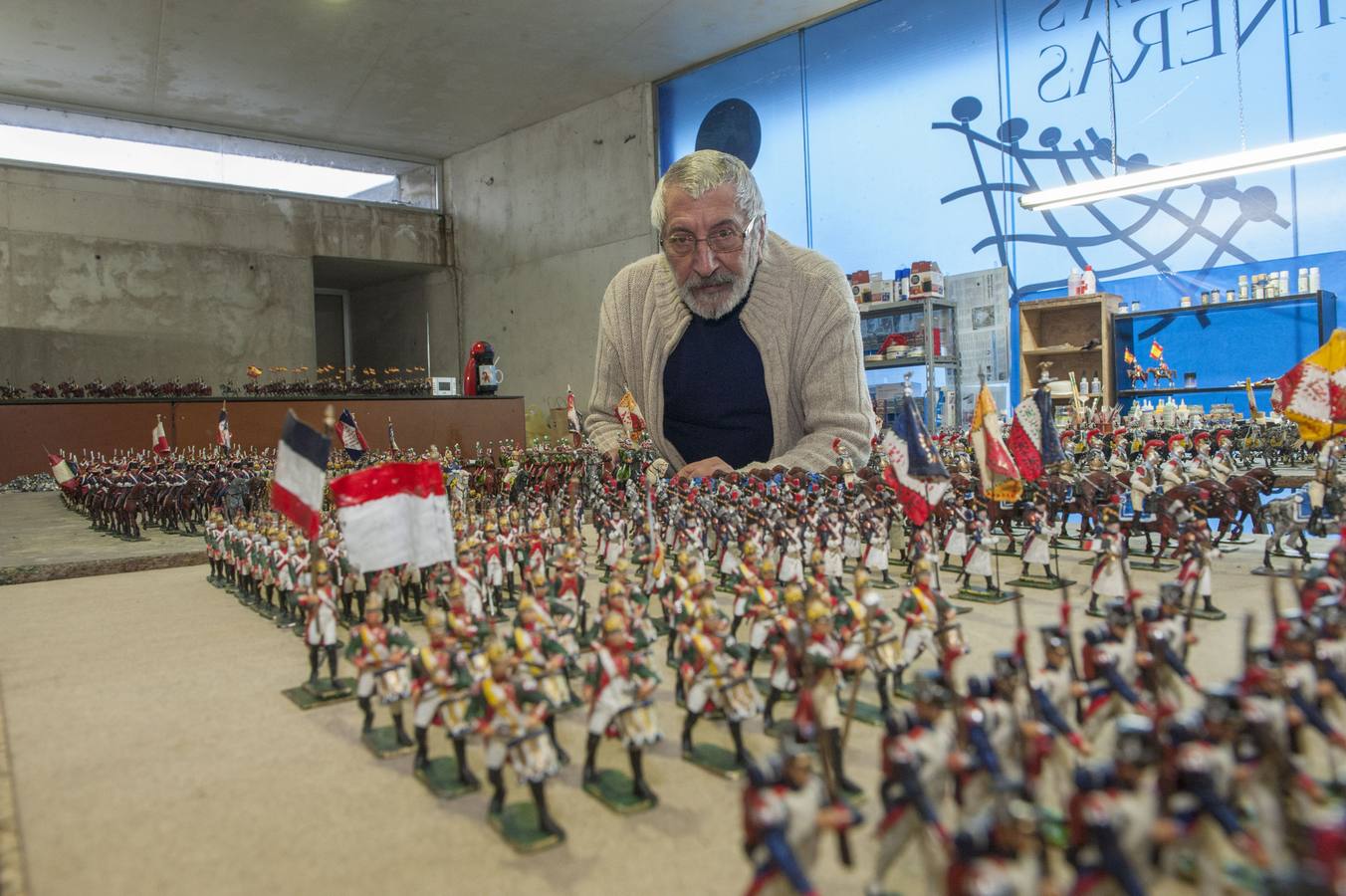 El santoñés, Miguel García Sedano, está creando más de 2000 figuras de los ejércitos de la época napelónica para una exposición en el Fuerte de San Martín 