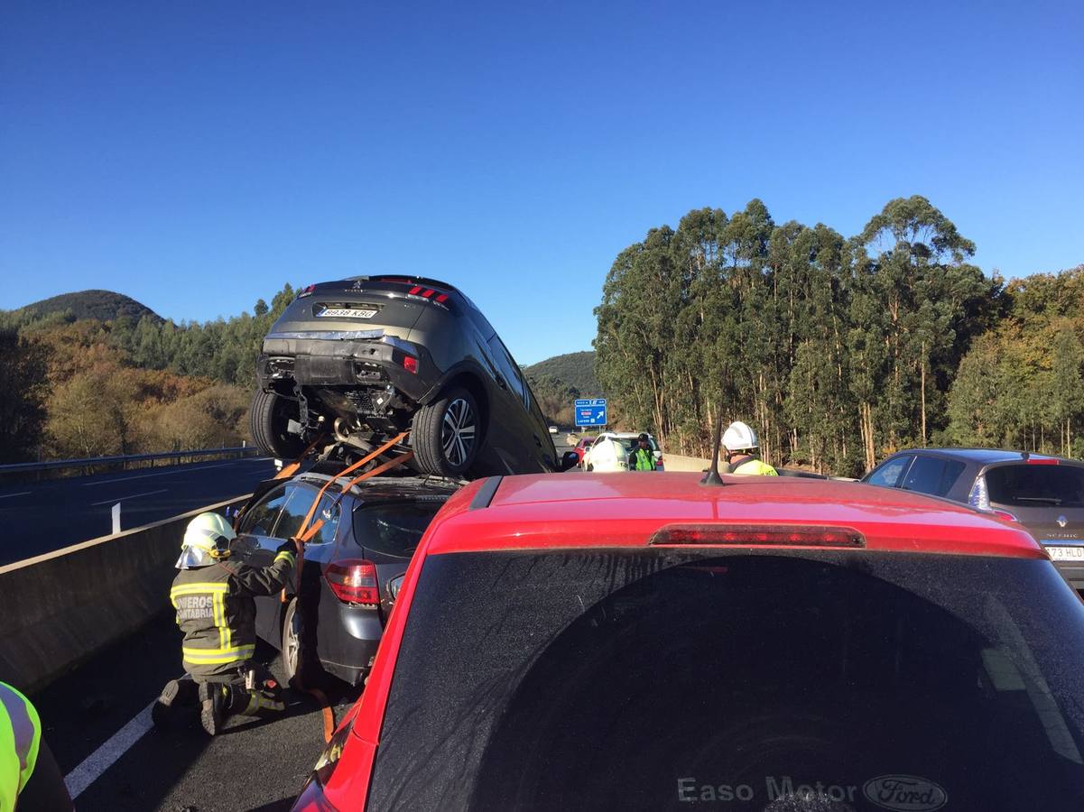 Imágenes del accidente en la A-8 a su paso por Laredo